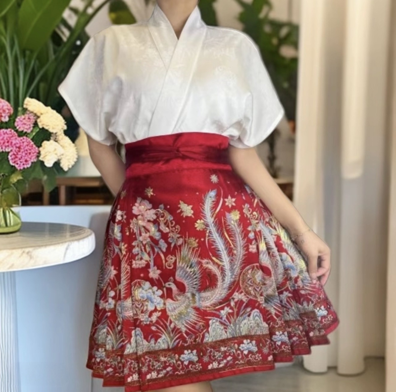 Krátka dámska sukňa Hanfu v štýle Ming s výšivkou z fénixovho peria a zlatou kvetinovou výšivkou