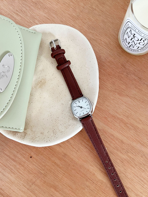 Ženski sat 2026, retro niša minimalistički stil, Instagram-inspiriran, elegantni kvarc sat s pravokutnim brojčanik