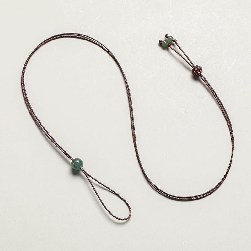 Vékony nyaklánc zsinórral, jáde medállal és gyűrű formájú medállal, fekete bőrzsinórral, minimalist stílus