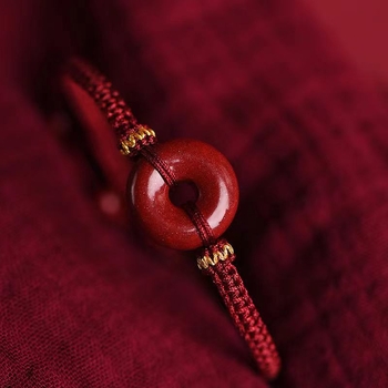 Unisex narukvica crvene boje s sigurnosnim kopčom, detalji od cinnabara i ljubičasto-zlatnog pijeska, privjesak zodijačkog znaka, amulet godišta rođenja