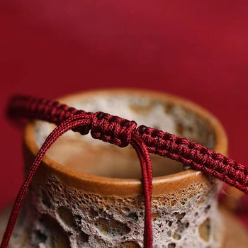 Unisex narukvica crvene boje s sigurnosnim kopčom, detalji od cinnabara i ljubičasto-zlatnog pijeska, privjesak zodijačkog znaka, amulet godišta rođenja