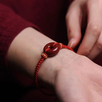 Unisex narukvica crvene boje s sigurnosnim kopčom, detalji od cinnabara i ljubičasto-zlatnog pijeska, privjesak zodijačkog znaka, amulet godišta rođenja