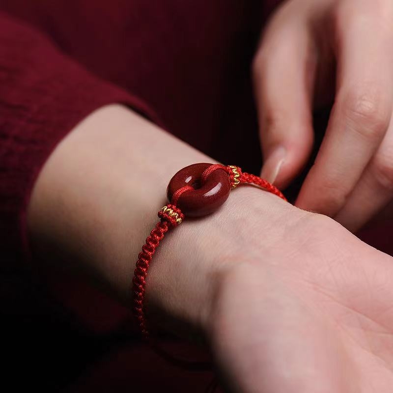 Unisex narukvica crvene boje s sigurnosnim kopčom, detalji od cinnabara i ljubičasto-zlatnog pijeska, privjesak zodijačkog znaka, amulet godišta rođenja