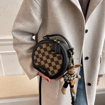Geantă rotundă mică, quiltată, în stil Hong Kong, cu bretea crossbody