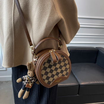 Geantă rotundă mică, quiltată, în stil Hong Kong, cu bretea crossbody