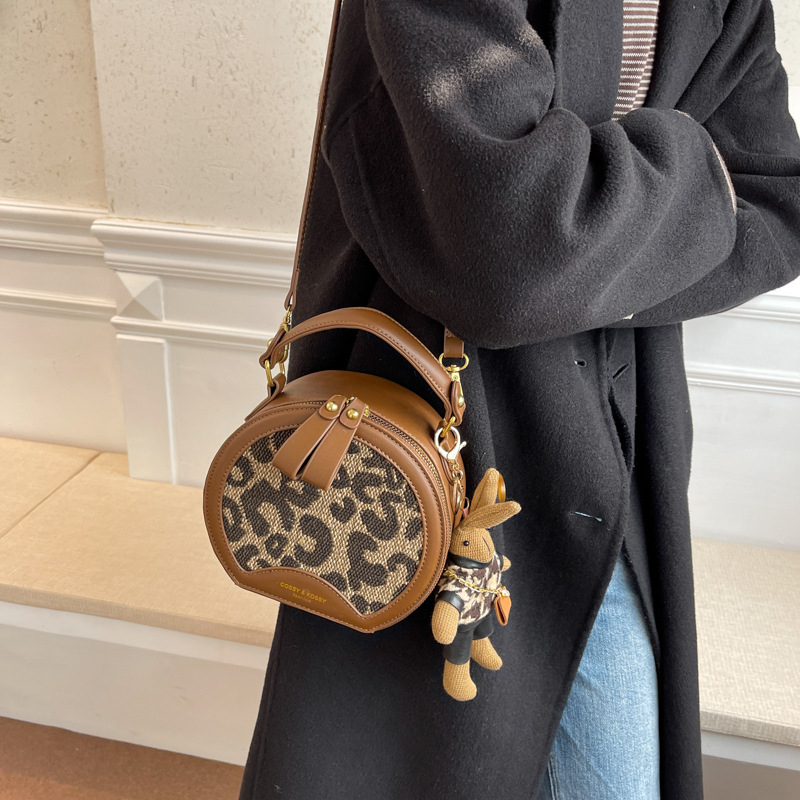 Geantă rotundă mică, quiltată, în stil Hong Kong, cu bretea crossbody