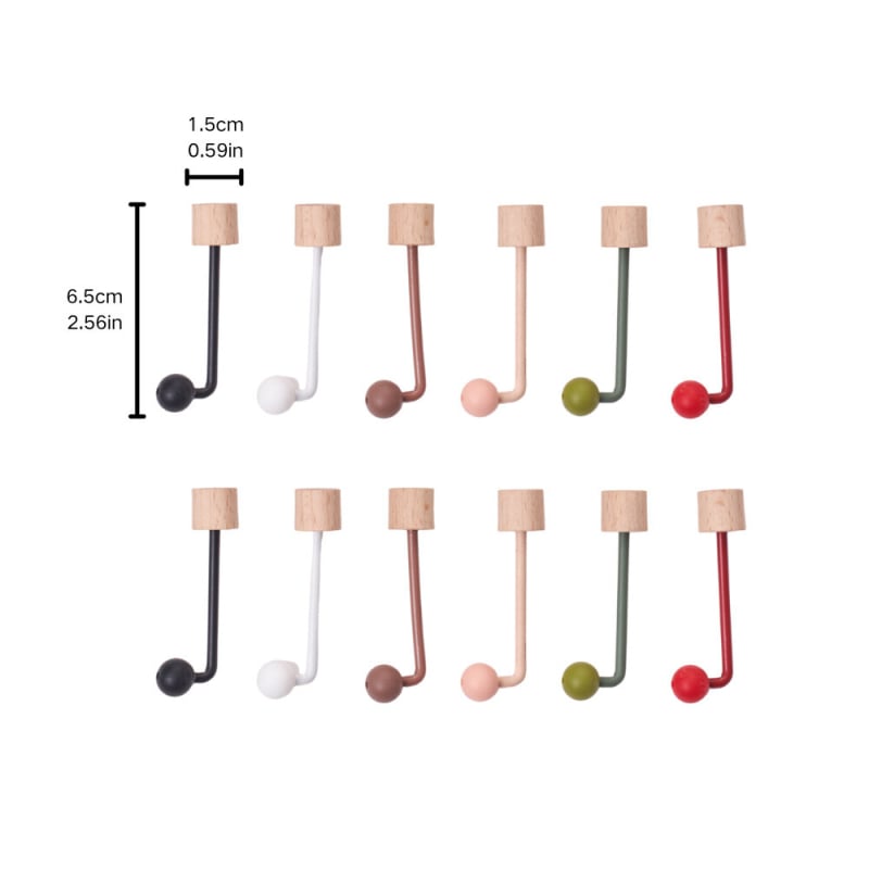 Masívna drevená doska s úložným príslušenstvom: drevené háčiky, konzoly v tvare L a kovové háčiky