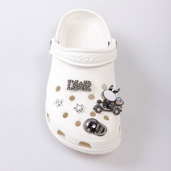 Αξεσουάρ Crocs: μικρά πλαστικά γούρια και εξαρτήματα για στυλάτο καθημερινό σύνολο