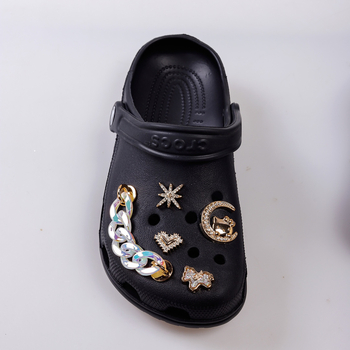 Αξεσουάρ Crocs: μικρά πλαστικά γούρια και εξαρτήματα για στυλάτο καθημερινό σύνολο