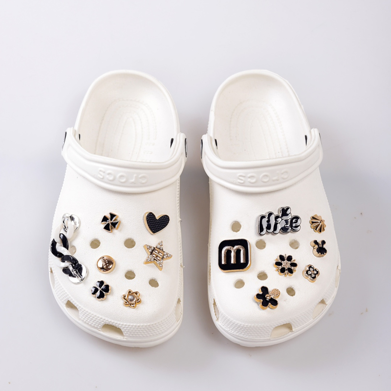 Αξεσουάρ Crocs: μικρά πλαστικά γούρια και εξαρτήματα για στυλάτο καθημερινό σύνολο