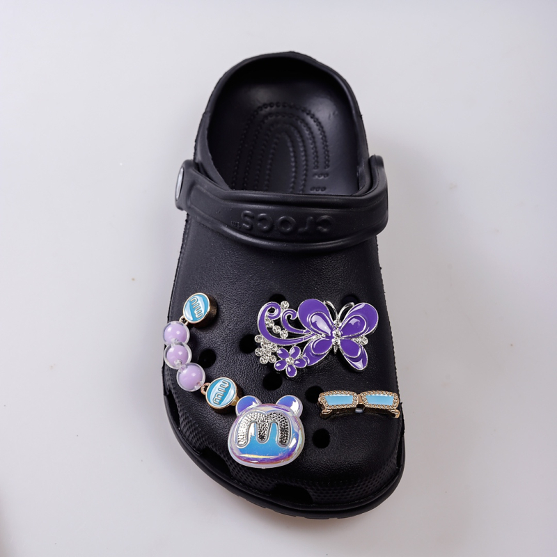 Αξεσουάρ Crocs: μικρά πλαστικά γούρια και εξαρτήματα για στυλάτο καθημερινό σύνολο