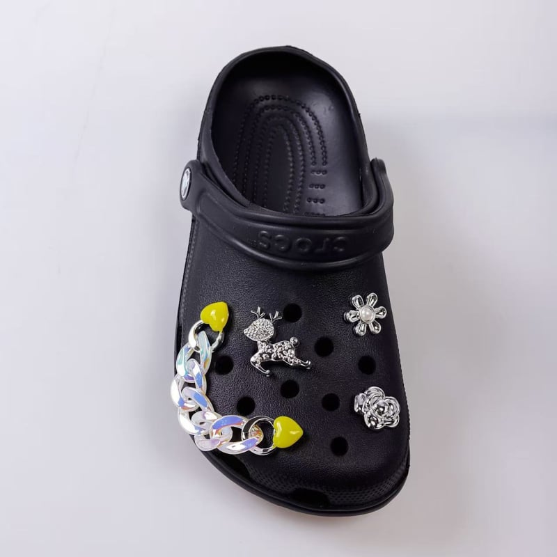 Αξεσουάρ Crocs: μικρά πλαστικά γούρια και εξαρτήματα για στυλάτο καθημερινό σύνολο