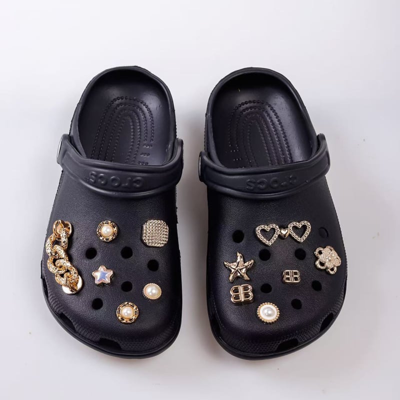 Αξεσουάρ Crocs: μικρά πλαστικά γούρια και εξαρτήματα για στυλάτο καθημερινό σύνολο