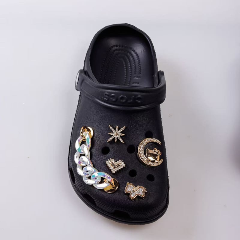 Αξεσουάρ Crocs: μικρά πλαστικά γούρια και εξαρτήματα για στυλάτο καθημερινό σύνολο