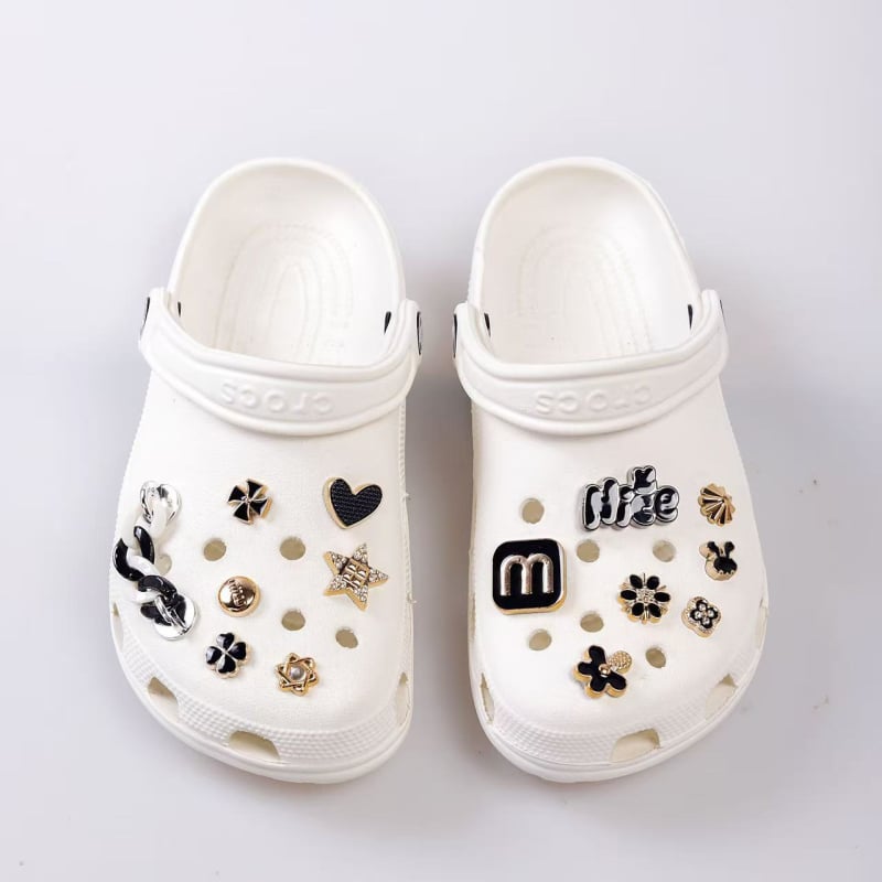 Αξεσουάρ Crocs: μικρά πλαστικά γούρια και εξαρτήματα για στυλάτο καθημερινό σύνολο