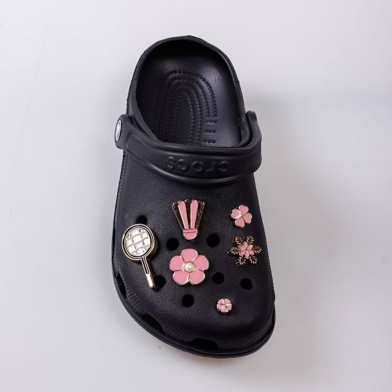 Αξεσουάρ Crocs: μικρά πλαστικά γούρια και εξαρτήματα για στυλάτο καθημερινό σύνολο