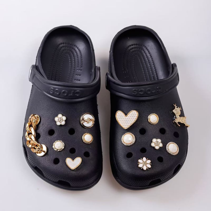 Αξεσουάρ Crocs: μικρά πλαστικά γούρια και εξαρτήματα για στυλάτο καθημερινό σύνολο