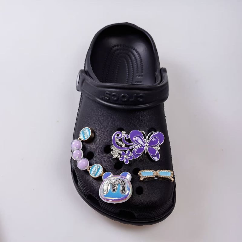 Αξεσουάρ Crocs: μικρά πλαστικά γούρια και εξαρτήματα για στυλάτο καθημερινό σύνολο
