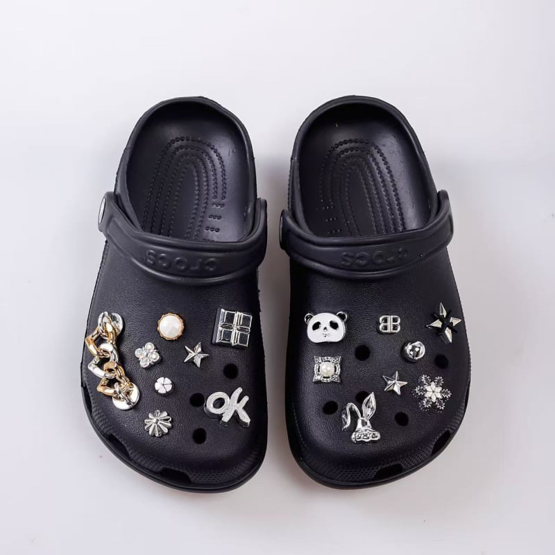 Αξεσουάρ Crocs: μικρά πλαστικά γούρια και εξαρτήματα για στυλάτο καθημερινό σύνολο