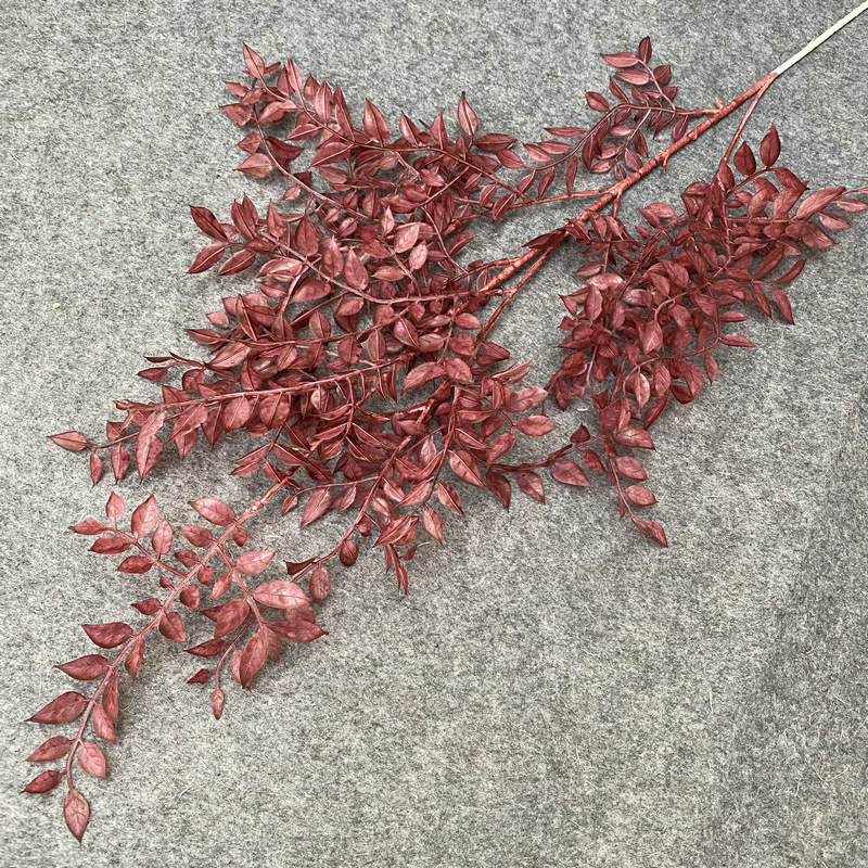 Plastična biljka s listom sandalovine u plastičnom posudi – dekor dnevnog boravka i rekvizit za fotografiranje