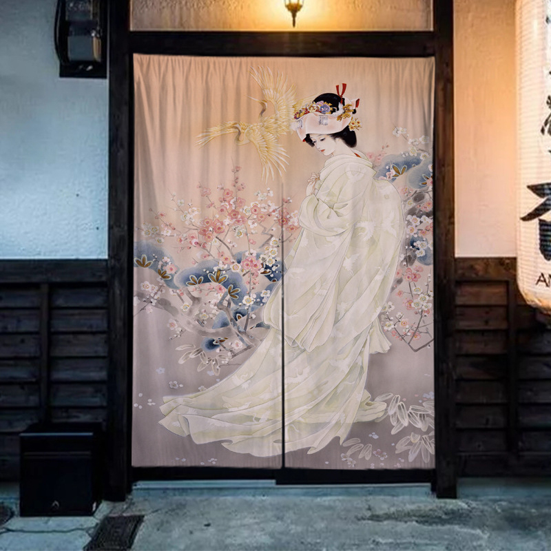 Bavlneno-ľanové závesy a rolety v japonskom štýle s potlačou pre sushi reštauráciu so zatemňovacou priečkou v pozadí.