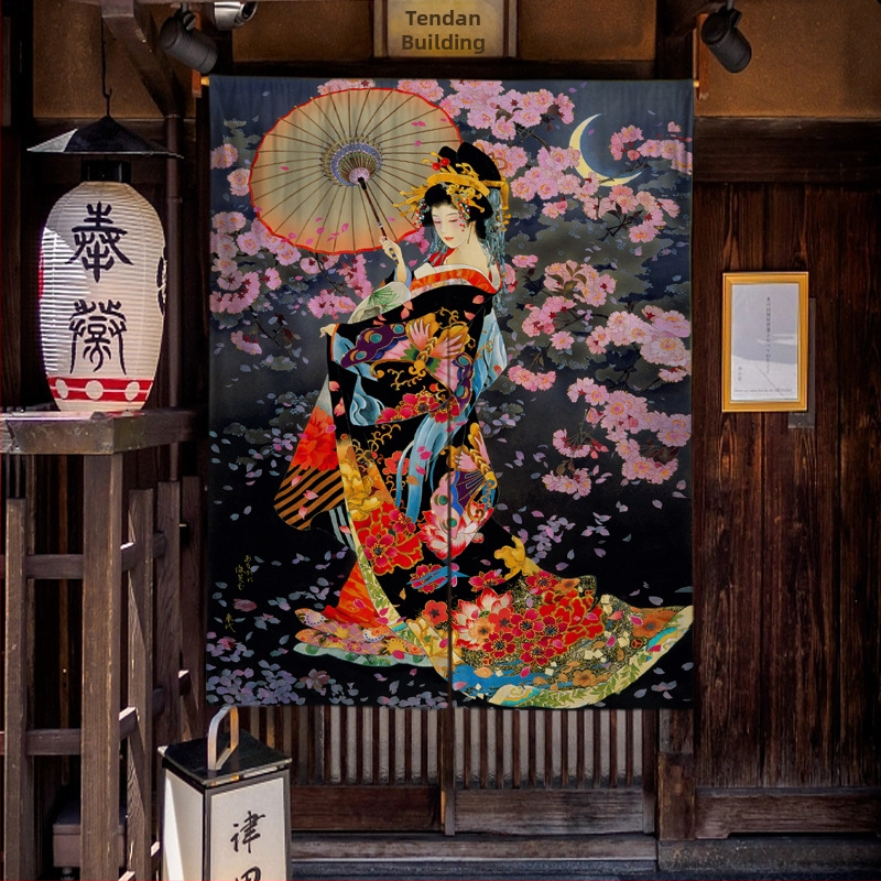 Bavlneno-ľanové závesy a rolety v japonskom štýle s potlačou pre sushi reštauráciu so zatemňovacou priečkou v pozadí.