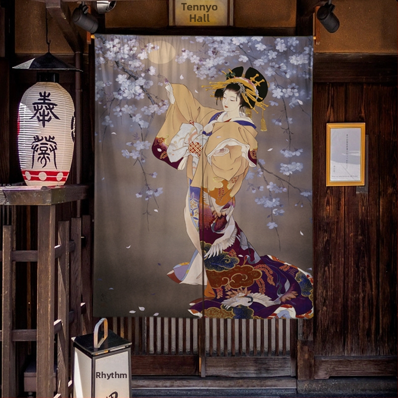 Bavlneno-ľanové závesy a rolety v japonskom štýle s potlačou pre sushi reštauráciu so zatemňovacou priečkou v pozadí.