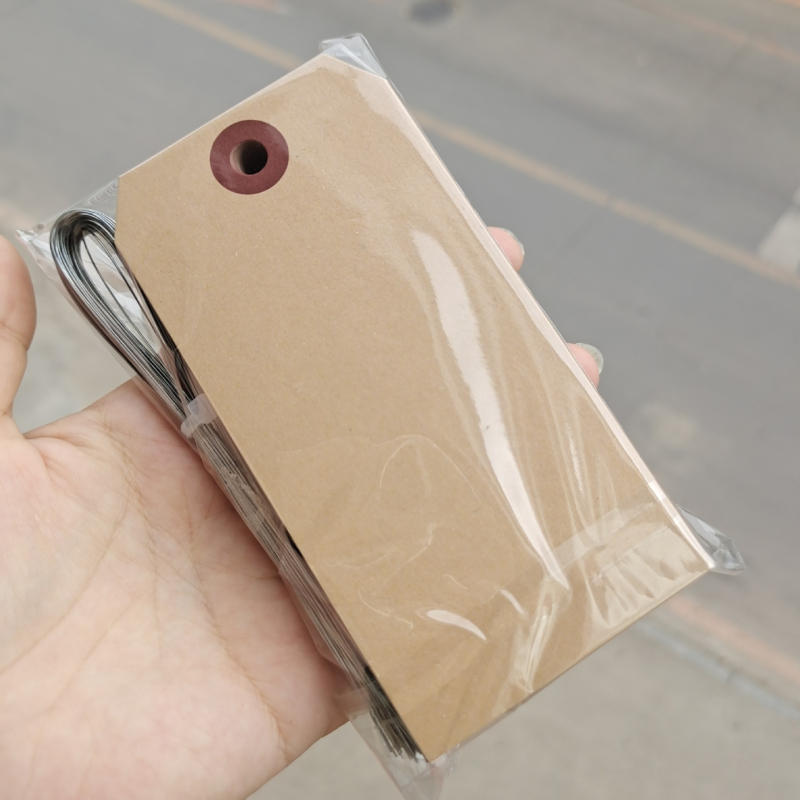 Manila papír árucímkék dróttal, 100 db, két méret: 3,5 × 7 cm és 6 × 12 cm, környezetbarát színváltozatok, ruhákhoz és poggyászhoz.