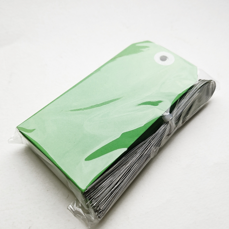 Manila papír árucímkék dróttal, 100 db, két méret: 3,5 × 7 cm és 6 × 12 cm, környezetbarát színváltozatok, ruhákhoz és poggyászhoz.