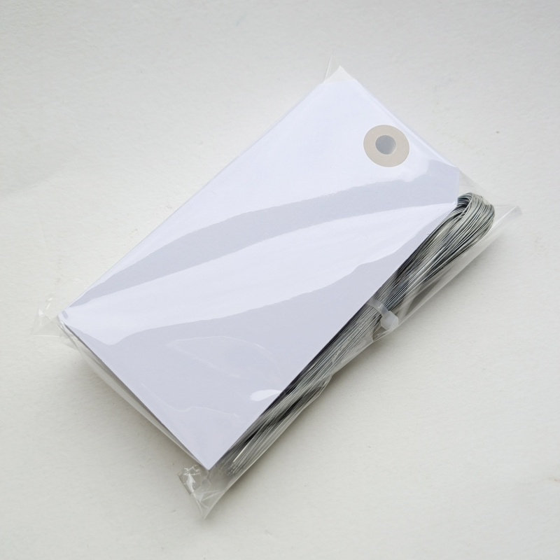 Manila papír árucímkék dróttal, 100 db, két méret: 3,5 × 7 cm és 6 × 12 cm, környezetbarát színváltozatok, ruhákhoz és poggyászhoz.