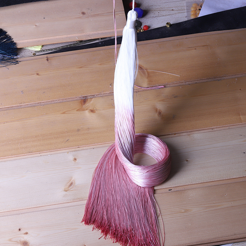 50 cm hosszú gradációs bojt hajkiegészítő, színes ombré festéssel, antik stílusú függő medál