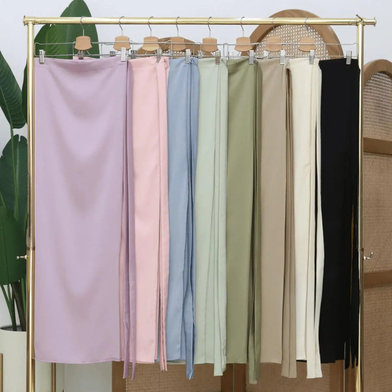 Ženski casual dvodijelni set: top s V-izrezom i suknja s usklađenim rubom.
