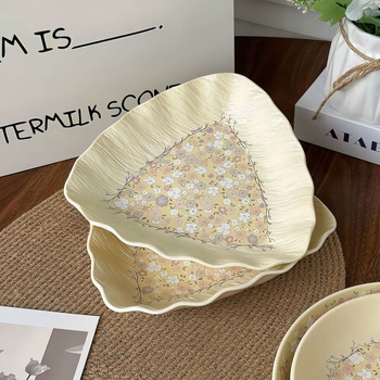 Keramički set posuđa: zdjele za rižu i juhu, tanjuri s cvjetnim obrubom i tanjur s motivom ribe — moderni minimalistički stil