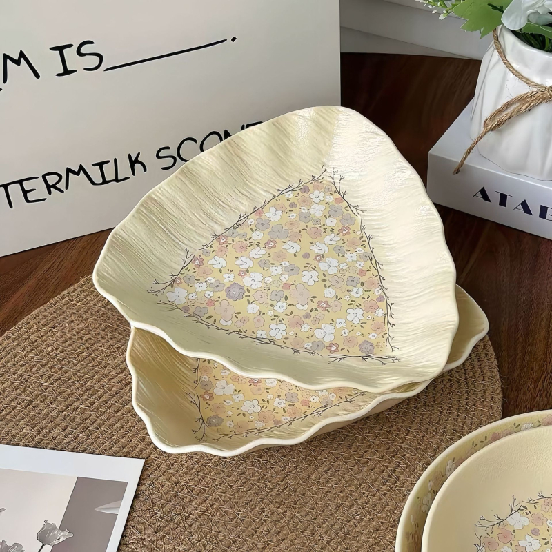 Keramički set posuđa: zdjele za rižu i juhu, tanjuri s cvjetnim obrubom i tanjur s motivom ribe — moderni minimalistički stil