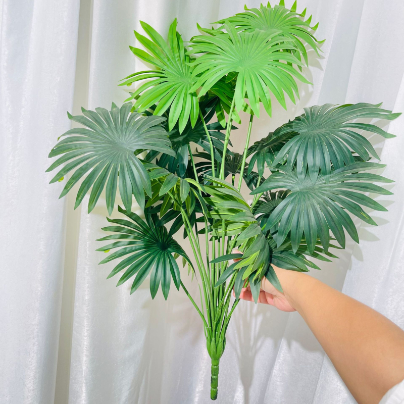 Umjetne biljke za kućni dekor: aranžman za dnevni boravak s Monstera deliciosa, banana biljka i Areka palma, skandinavski stil
