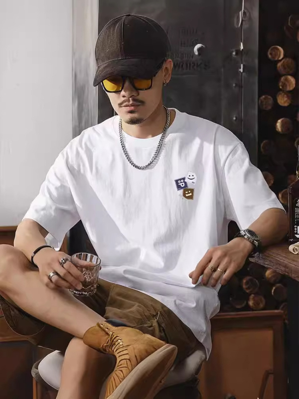 Ljeto 2025, hongkonški stil, bijela ice silk muška majica s okruglim izrezom, print, opušten retro stil, par outfit
