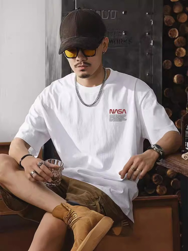 Ljeto 2025, hongkonški stil, bijela ice silk muška majica s okruglim izrezom, print, opušten retro stil, par outfit