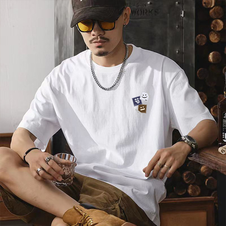 Ljeto 2025, hongkonški stil, bijela ice silk muška majica s okruglim izrezom, print, opušten retro stil, par outfit