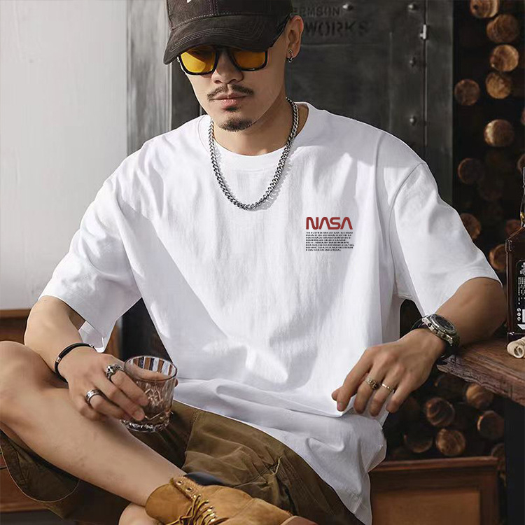 Ljeto 2025, hongkonški stil, bijela ice silk muška majica s okruglim izrezom, print, opušten retro stil, par outfit