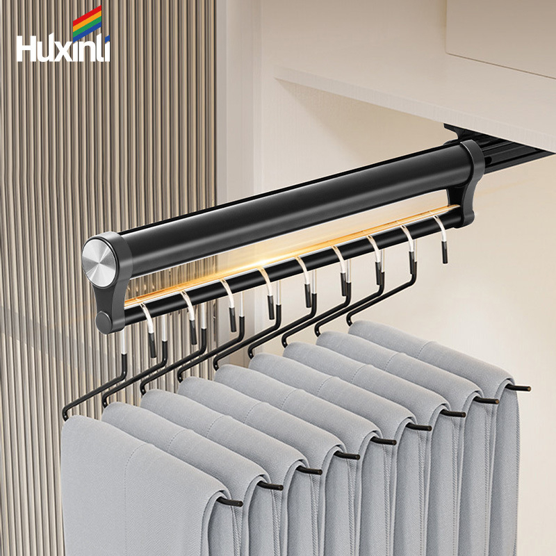 Výsuvný vešiak na nohavice do šatníka s tichou posuvnou koľajnicou a inštaláciou bez vŕtania; háčiky na spodnú bielizeň a tyč na bielizeň.