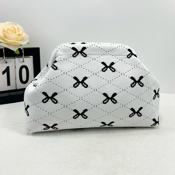 Geantă din tricot în formă de nor pentru cosmetice, aspect sofisticat, țesătură de înaltă calitate, stil modern și minimalist, portabilă, cu spațiu mare de depozitare