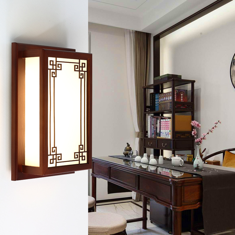 Lampa na zid od masivnog drveta, u kineskom stilu, retro inspiracija za hodnike, ulaze i spavaće sobe
