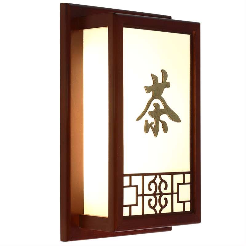 Lampa na zid od masivnog drveta, u kineskom stilu, retro inspiracija za hodnike, ulaze i spavaće sobe
