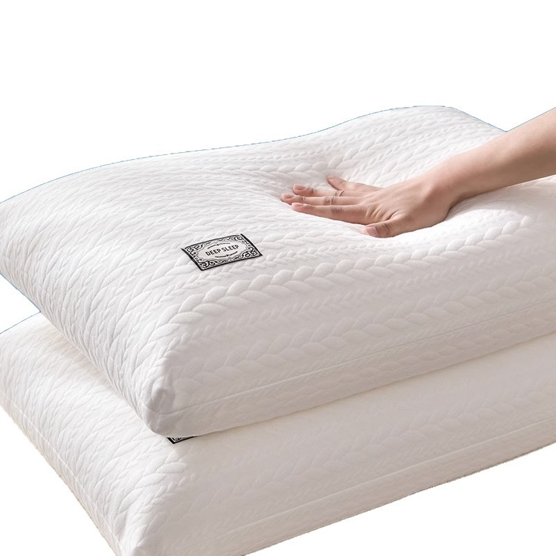 Kötött fonott mintás párna belső töltete pamut-toll-selyem keverék; nem deformálódik; nyak támasztó; lélegző és puha. Magasság 12 cm.