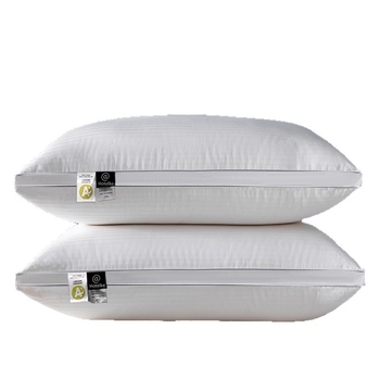 Fehér pamut párna, nagy rugalmasságú, téglalap alakú, satin csíkos dizájn, magasság 12 cm felett, tömeg 3–3,5 kg, töltet poliészter rost