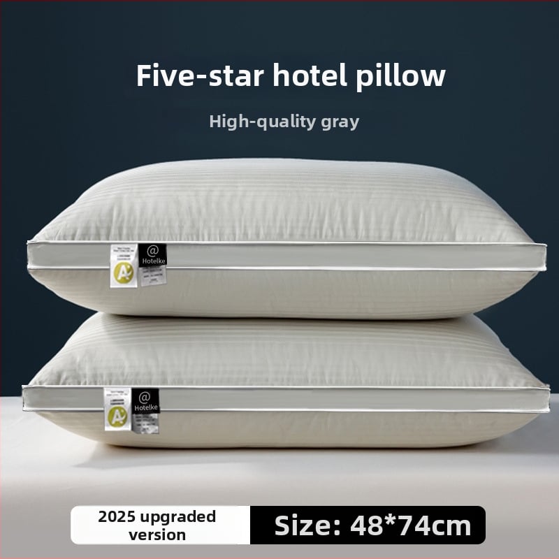 Fehér pamut párna, nagy rugalmasságú, téglalap alakú, satin csíkos dizájn, magasság 12 cm felett, tömeg 3–3,5 kg, töltet poliészter rost