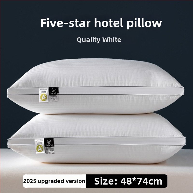 Fehér pamut párna, nagy rugalmasságú, téglalap alakú, satin csíkos dizájn, magasság 12 cm felett, tömeg 3–3,5 kg, töltet poliészter rost