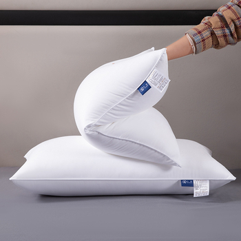 Hotelminőségű nyakpárna, tiszta pamut bevonattal, poliészter rost töltet, téglalap alakú, 15–20 cm, 1.1–1.5 kg, fehér
