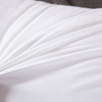 Hotelminőségű nyakpárna, tiszta pamut bevonattal, poliészter rost töltet, téglalap alakú, 15–20 cm, 1.1–1.5 kg, fehér