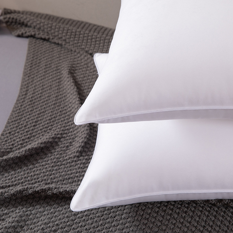 Hotelminőségű nyakpárna, tiszta pamut bevonattal, poliészter rost töltet, téglalap alakú, 15–20 cm, 1.1–1.5 kg, fehér